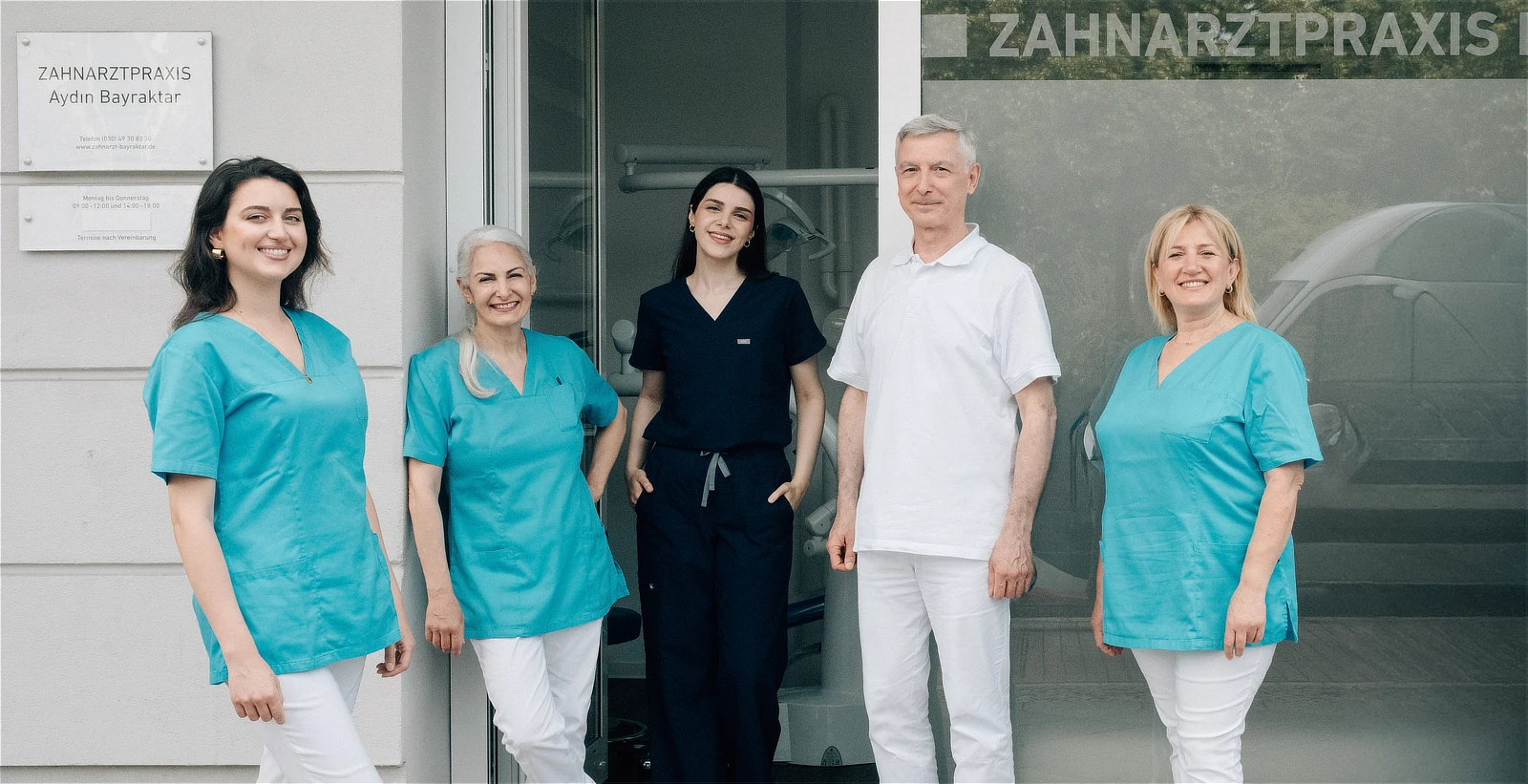 Das Team der Zahnarztpraxis Bayraktar vor dem Praxiseingang